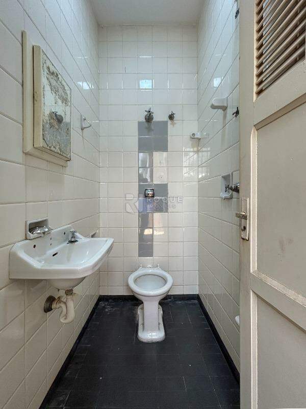 Casa Comercial para aluguel no bairro Centro: WC social fundo