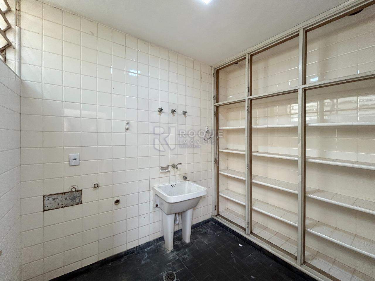 Casa Comercial para aluguel no bairro Centro: Área de serviço