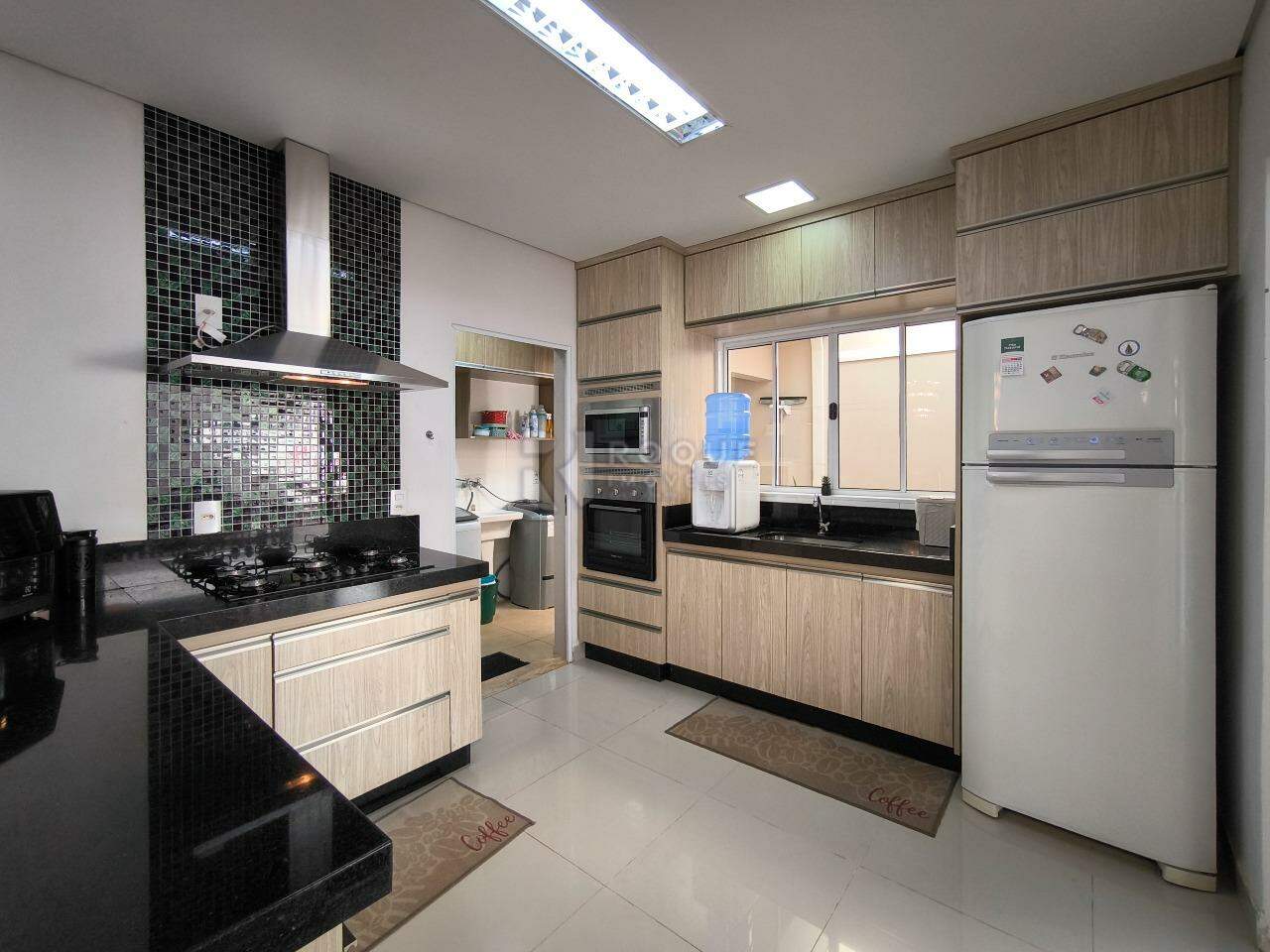 Casa em condomínio à venda no bairro Parque Residencial Roland: COZINHA