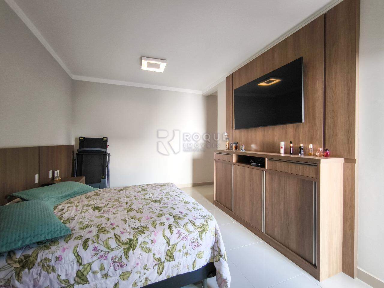 Casa em condomínio à venda no bairro Parque Residencial Roland: SUÍTE MASTER