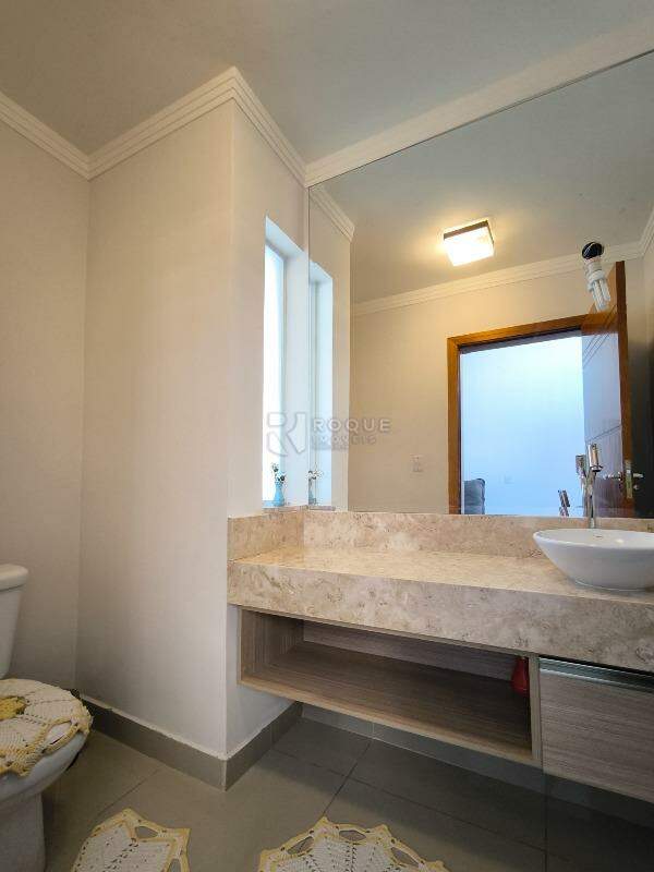 Casa em condomínio à venda no bairro Parque Residencial Roland: LAVABO