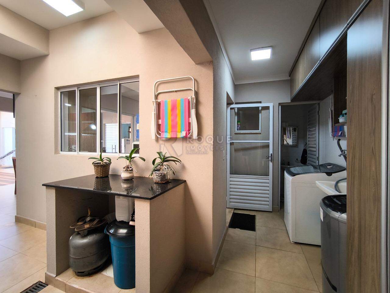 Casa em condomínio à venda no bairro Parque Residencial Roland: ÁREA DE SERVIÇO