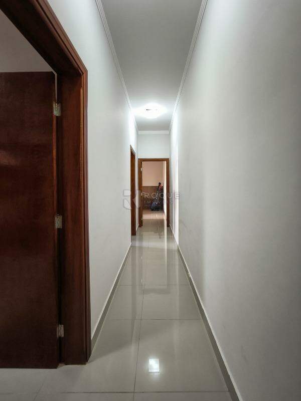 Casa em condomínio à venda no bairro Parque Residencial Roland: CORREDOR INTERNO
