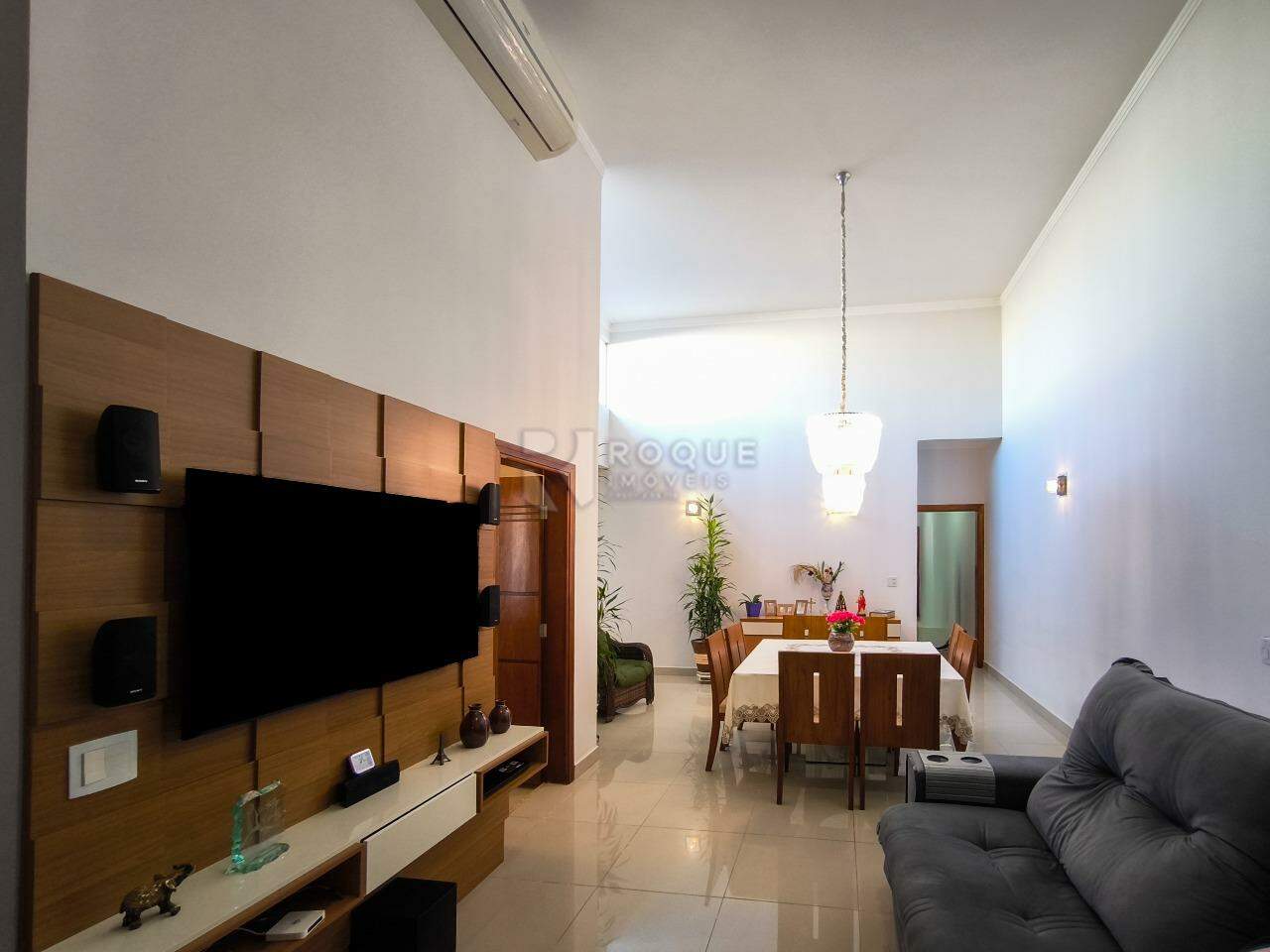 Casa em condomínio à venda no bairro Parque Residencial Roland: SALA DE ESTAR