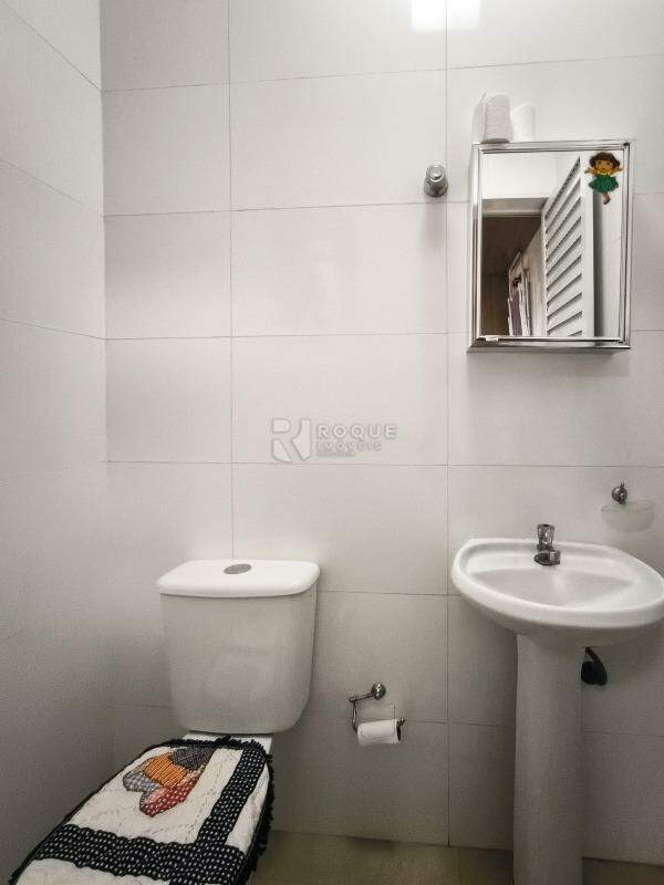 Casa em condomínio à venda no bairro Parque Residencial Roland: BANHEIRO ÁREA DE SERVIÇO