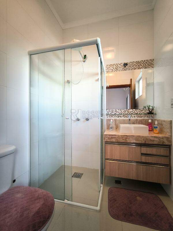 Casa em condomínio à venda no bairro Parque Residencial Roland: WC SUÍTE 1