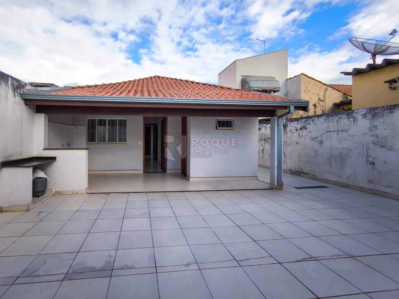Casa Comercial para aluguel no bairro Centro: FUNDOS