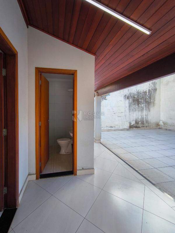 Casa Comercial para aluguel no bairro Centro: ÁREA DE SERVIÇO