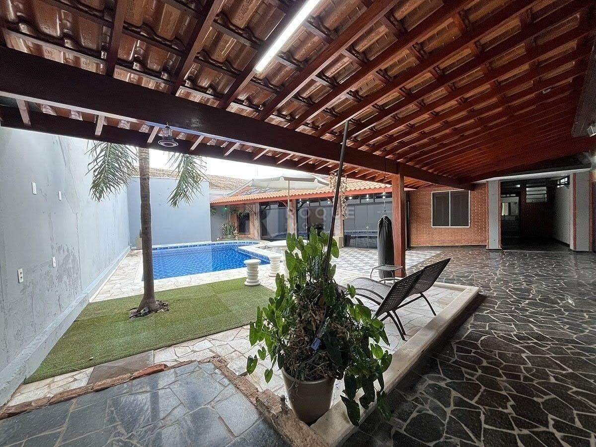 Casa Residencial para aluguel no bairro Centro: Fundos