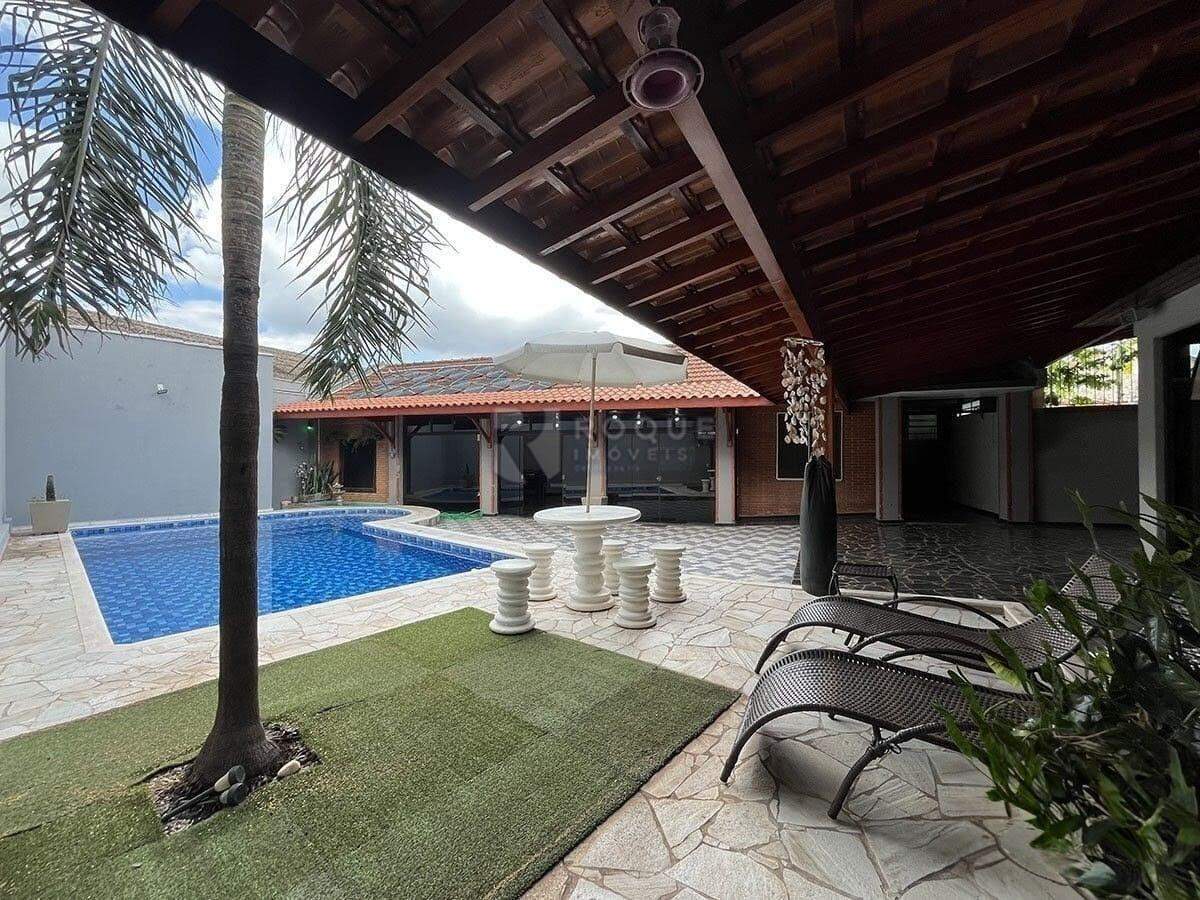 Casa Residencial para aluguel no bairro Centro: Fundos