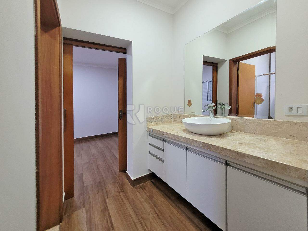 Casa em condomínio à venda no bairro Residencial Vermont: Lavabo Suítes