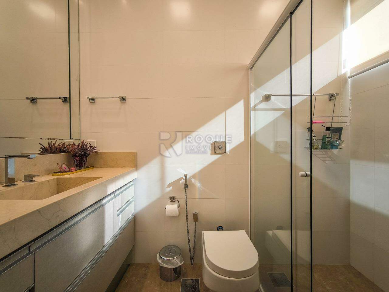 Casa em condomínio à venda no bairro Residencial Casalbuono: WC SUÍTE 1