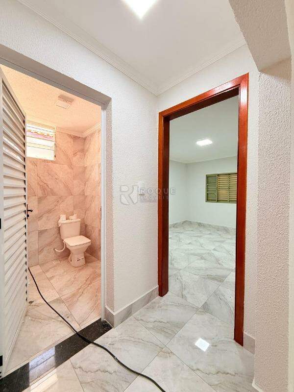 Casa Residencial para aluguel no bairro Jardim Cavinato: Hall Banheiro e Dormitório