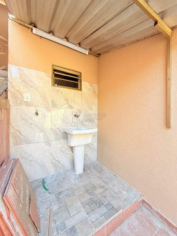 Casa Residencial para aluguel no bairro Jardim Cavinato: Lavanderia