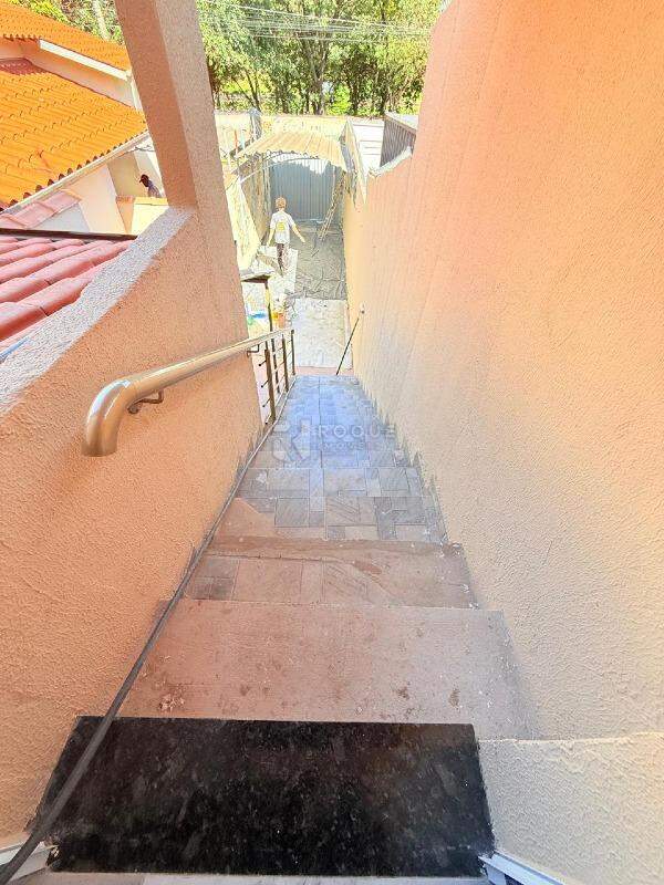 Casa Residencial para aluguel no bairro Jardim Cavinato: Escada