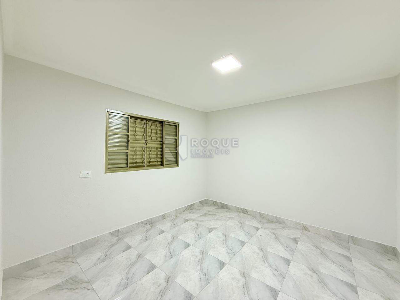 Casa Residencial para aluguel no bairro Jardim Cavinato: Dormitório 01