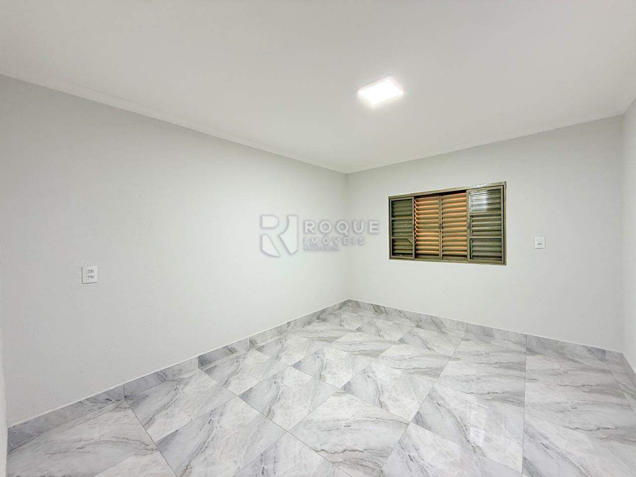 Casa Residencial para aluguel no bairro Jardim Cavinato: Dormitório 03