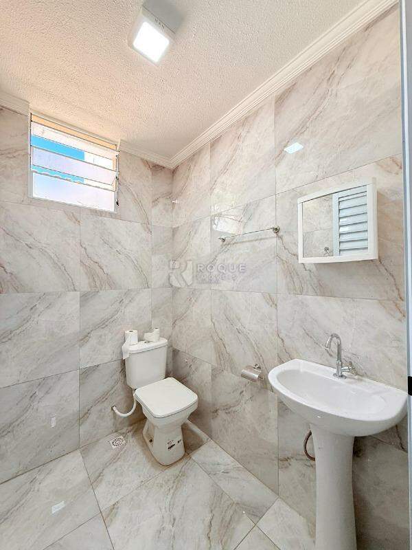 Casa Residencial para aluguel no bairro Jardim Cavinato: Wc Social