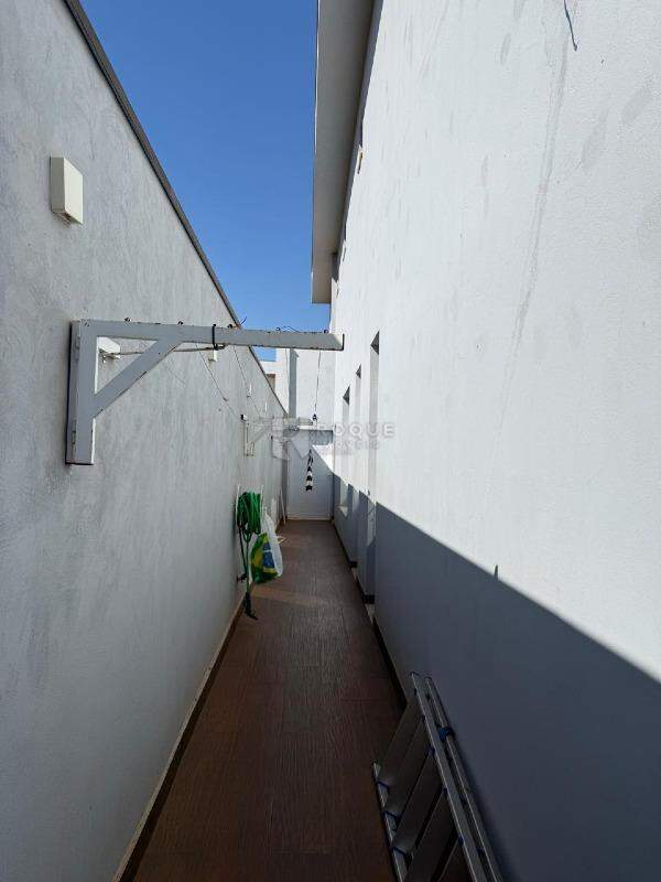 Casa em condomínio para aluguel no bairro Residenciais Fazenda Itapema: Corredor Externo