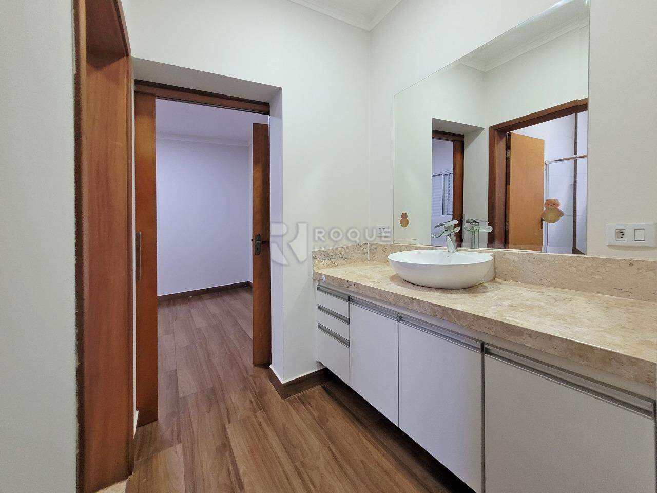 Casa em condomínio para aluguel no bairro Residencial Vermont: Lavabo Suítes