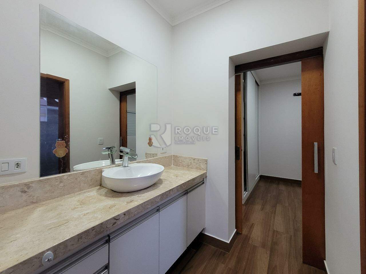 Casa em condomínio para aluguel no bairro Residencial Vermont: Lavabo Suítes