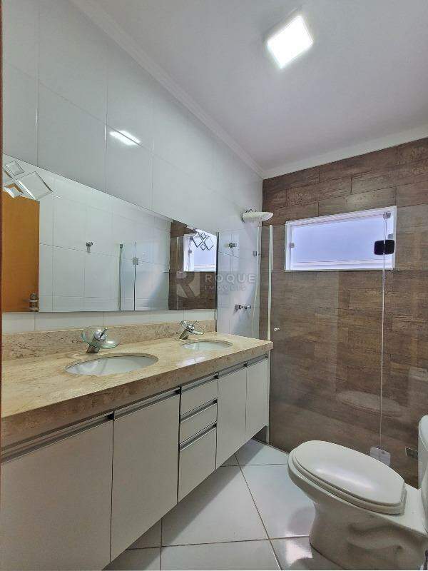 Casa em condomínio para aluguel no bairro Residencial Vermont: WC Suíte Master