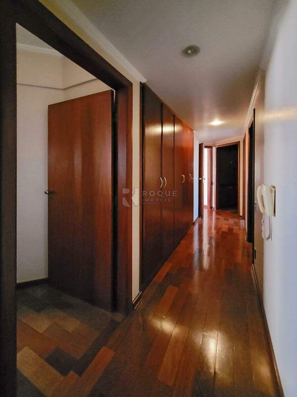 Apartamento para aluguel no bairro Centro: Hall dormitórios