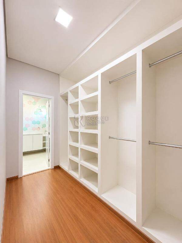 Casa em condomínio à venda no bairro Residenciais Fazenda Itapema: Closet 03 Suíte