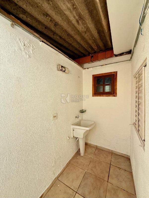 Casa Residencial para aluguel no bairro Jardim Ouro Verde: Lavanderia