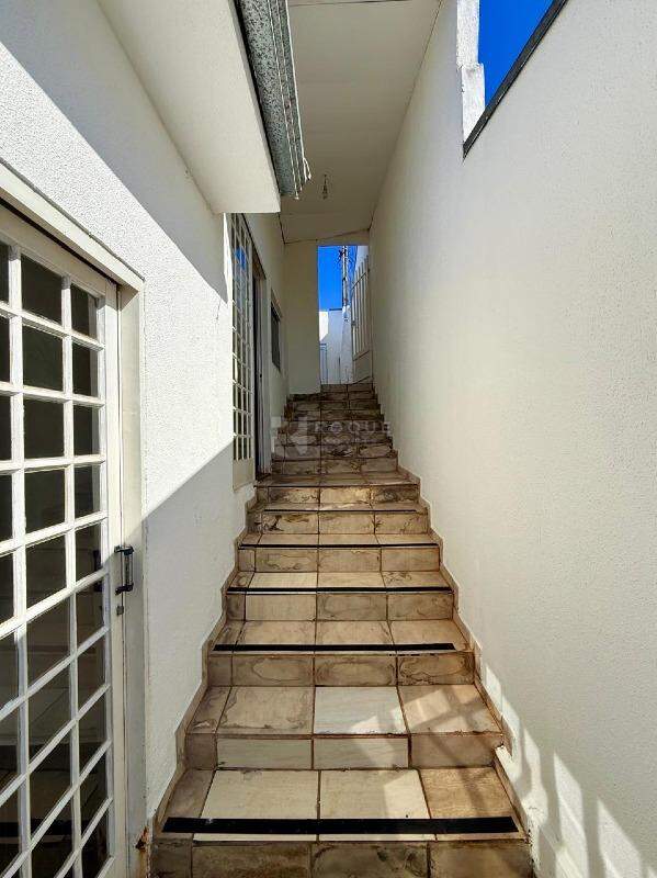 Casa Residencial para aluguel no bairro Jardim Ouro Verde: Escada