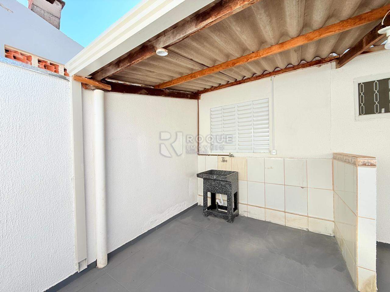 Casa Residencial para aluguel no bairro Parque Nossa Senhora das Dores: Lavanderia
