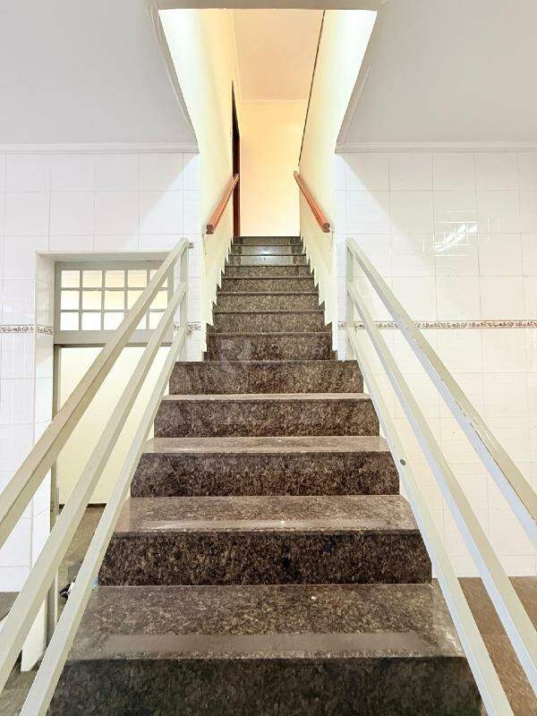 Casa Residencial para aluguel no bairro Centro: Escada