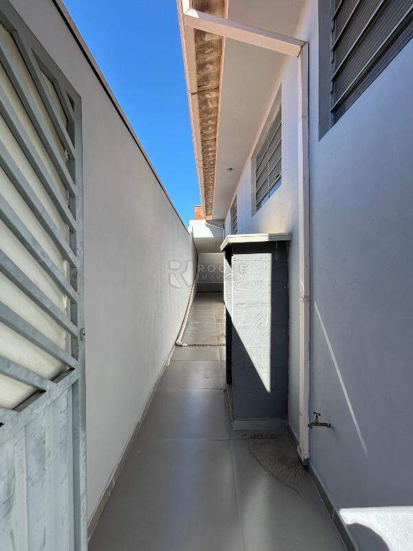 Salão para aluguel no bairro Jardim Campo Belo: Corredor de acesso