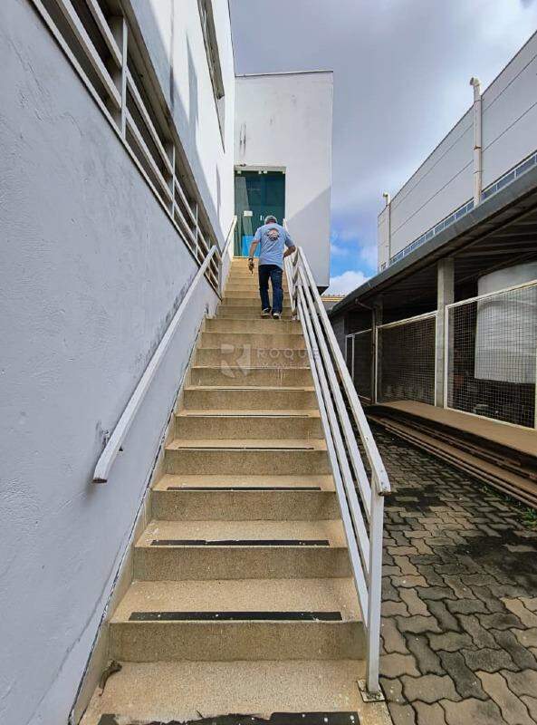 Barracão/Galpão para aluguel no bairro Jardim Anhanguera: Escada