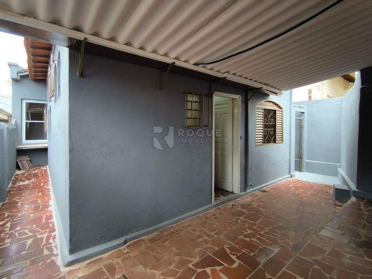 Casa Residencial para aluguel no bairro Centro: FUNDOS