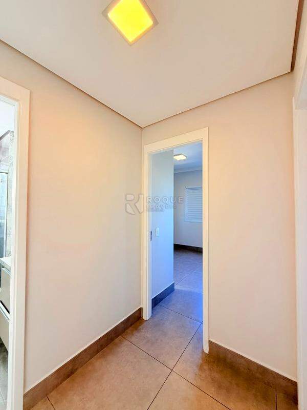 Apartamento para aluguel no bairro Jardim São Roque: Hall Dormitórios 