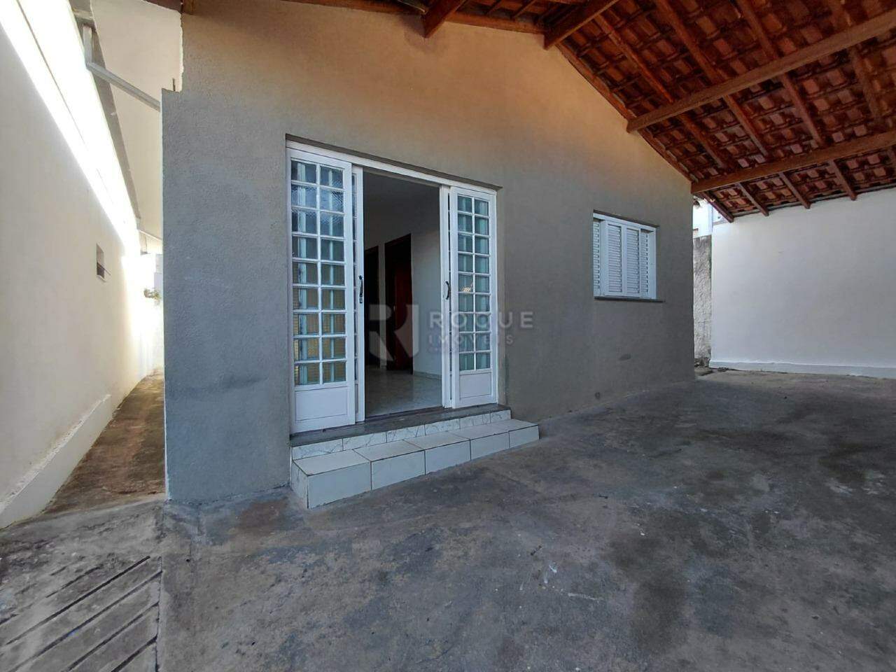 Casa Residencial para aluguel no bairro Vila Cristovam: Garagem