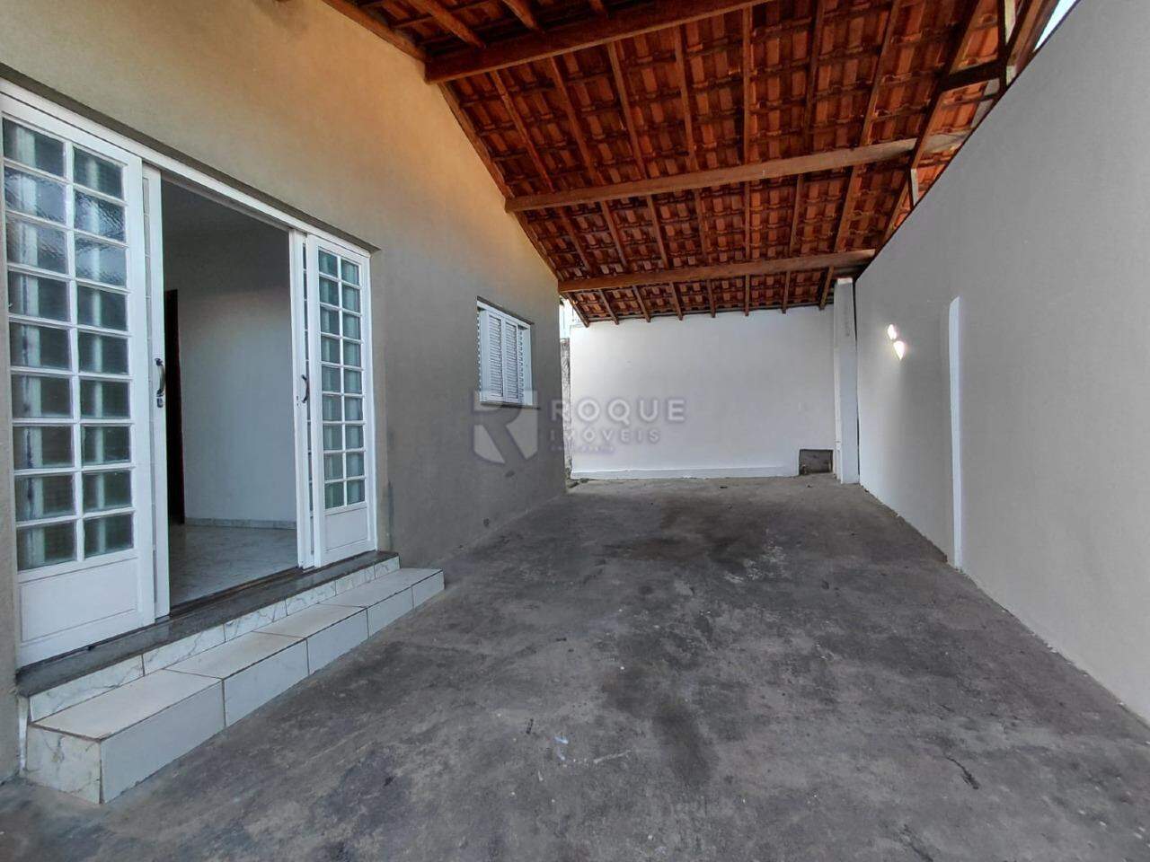 Casa Residencial para aluguel no bairro Vila Cristovam: Garagem