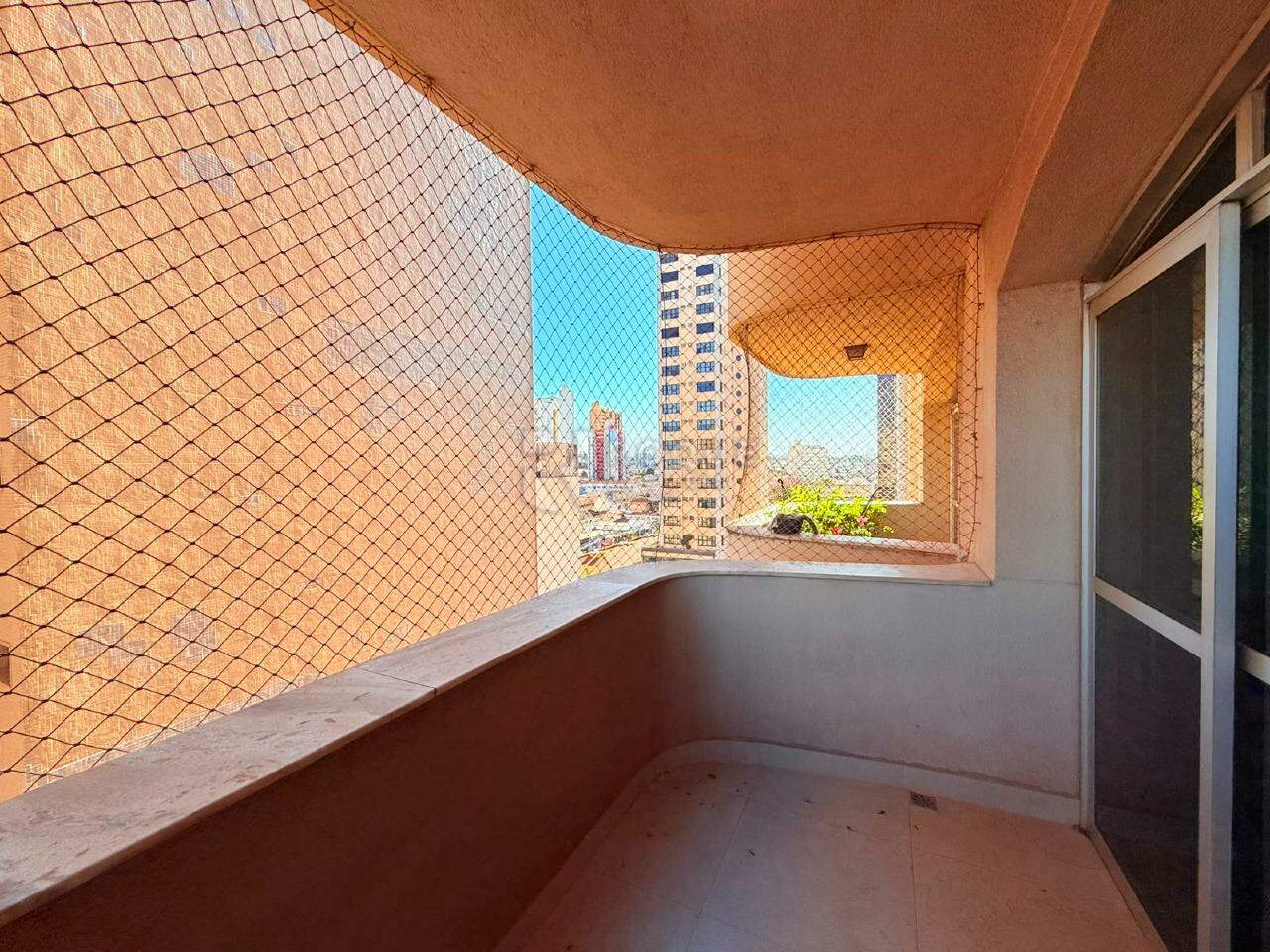 Apartamento à venda no bairro Centro: Sacada