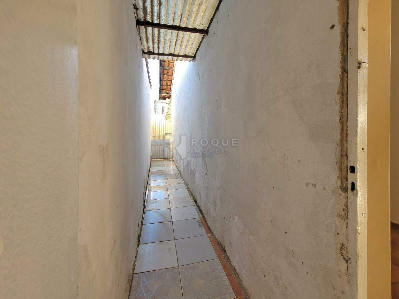 Casa Residencial à venda no bairro Parque Residencial Abílio Pedro: Corredor lateral