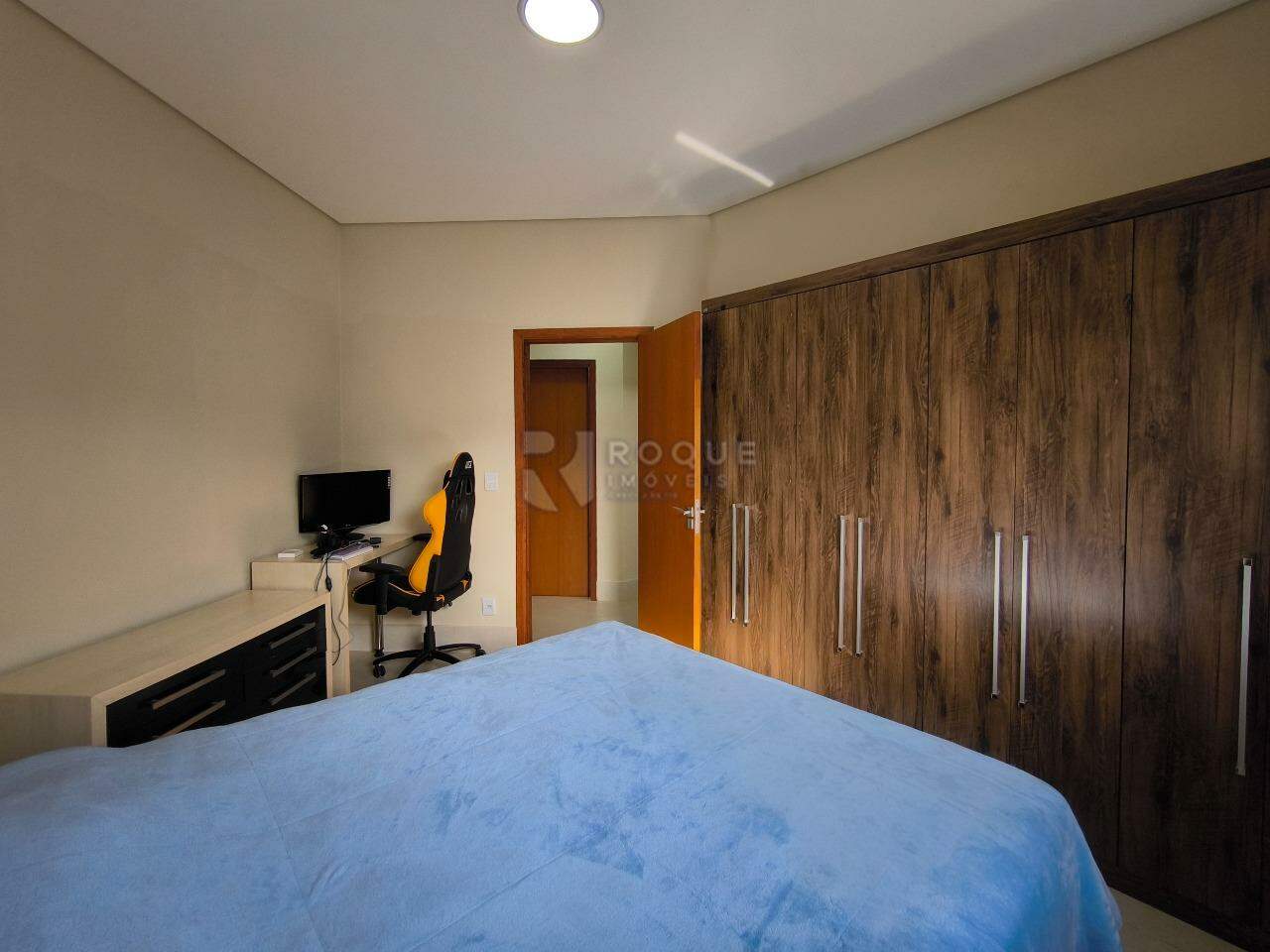 Casa em condomínio à venda no bairro Residencial Florisa: DORMITÓRIO 1