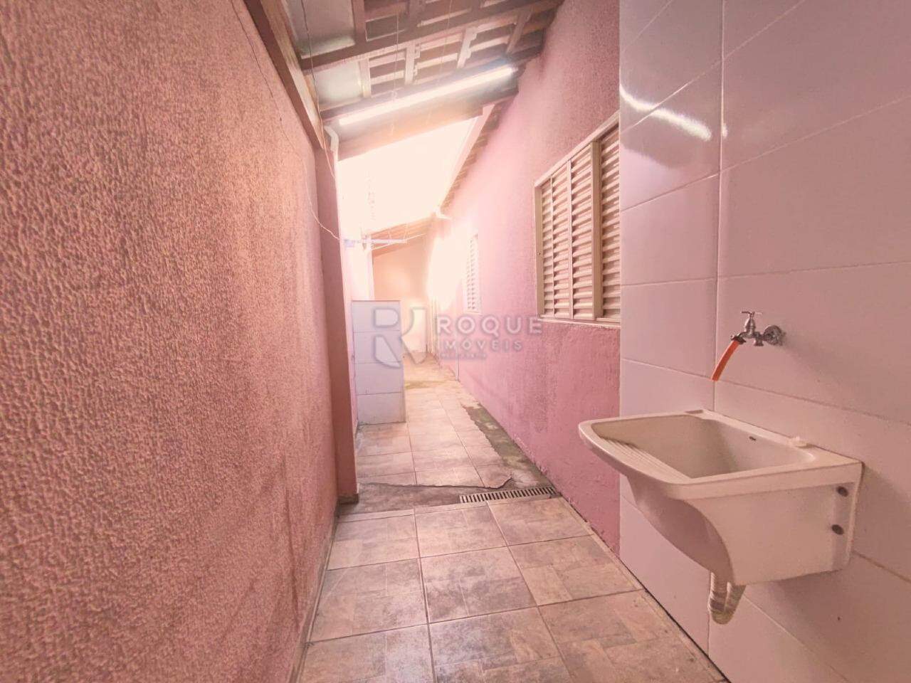 Casa Residencial para aluguel no bairro Jardim Residencial Graminha III: Lavanderia