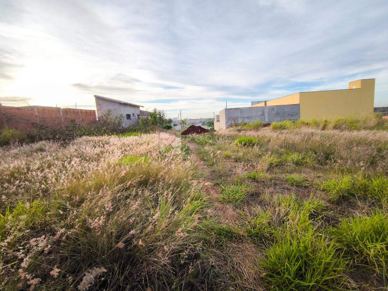 Terreno à venda no bairro Residencial Colinas do Engenho I: 