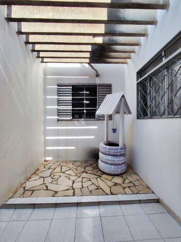 Casa Residencial para aluguel no bairro Jardim Residencial Dona Santina Paroli Peccinini: JARDIM DE INVERNO