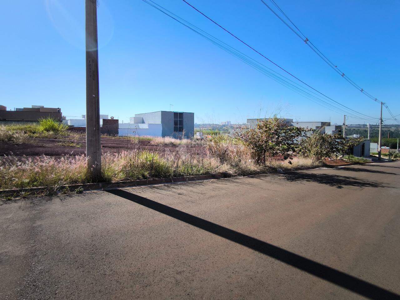 Terreno à venda no bairro Residencial Colinas do Engenho I: 