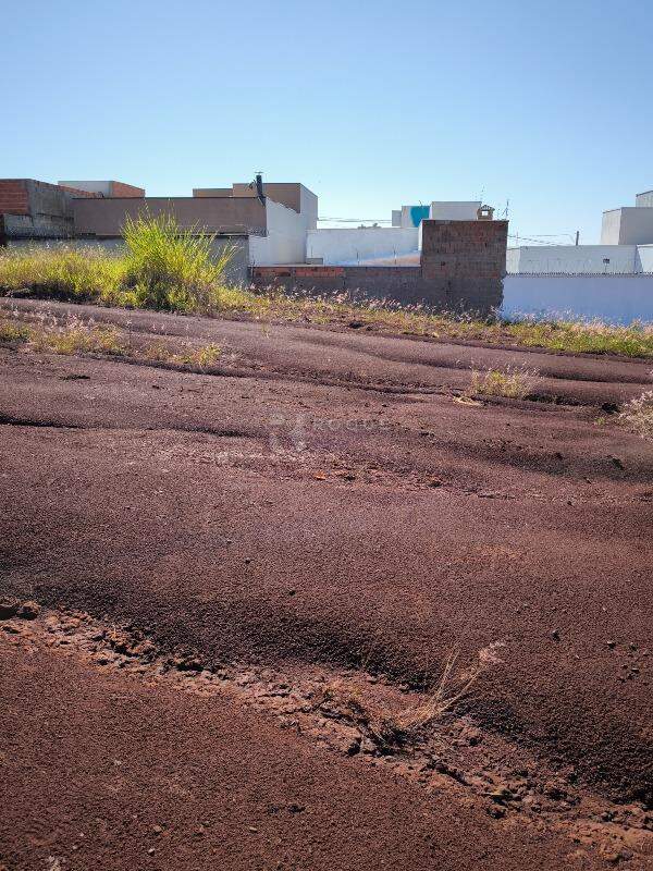 Terreno à venda no bairro Residencial Colinas do Engenho I: 