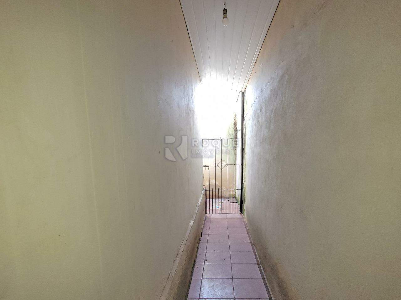 Casa Residencial à venda no bairro Jardim Gustavo Peccinini: Fundos