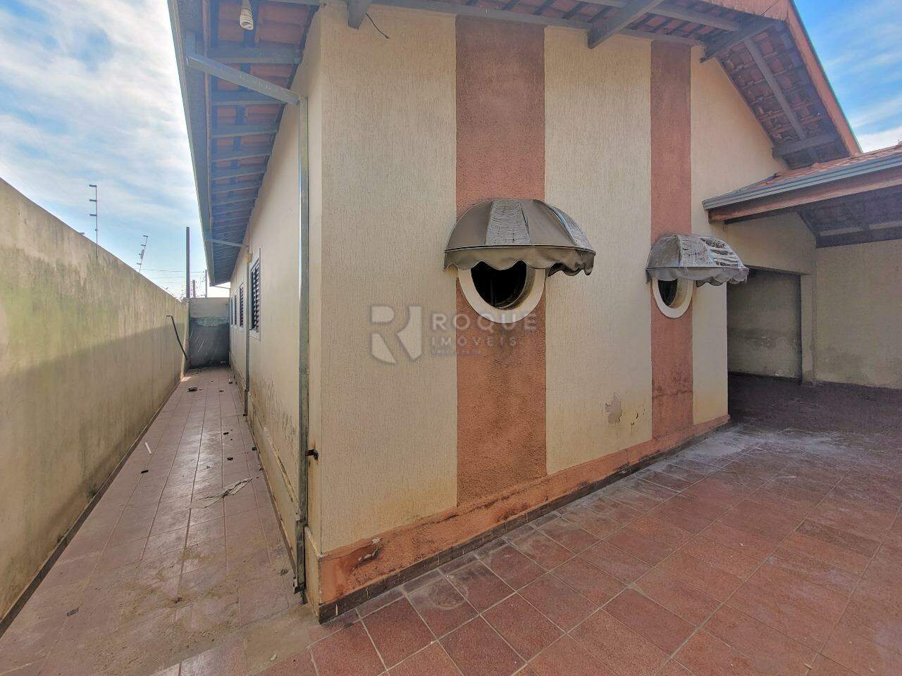 Casa Residencial à venda no bairro Jardim Gustavo Peccinini: Corredor lateral