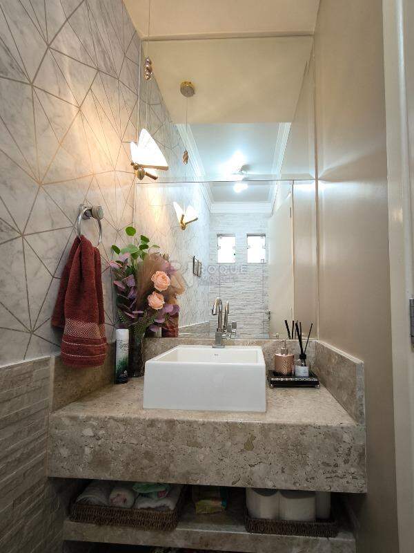 Casa em condomínio à venda no bairro Residencial Jardim dos Ipês: LAVABO