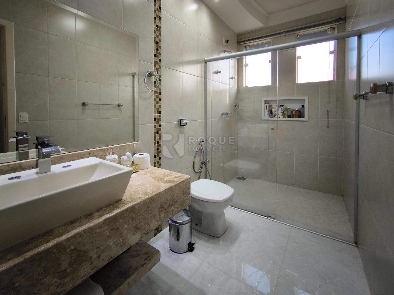 Casa em condomínio à venda no bairro Residencial Jardim dos Ipês: WC SUÍTE 1